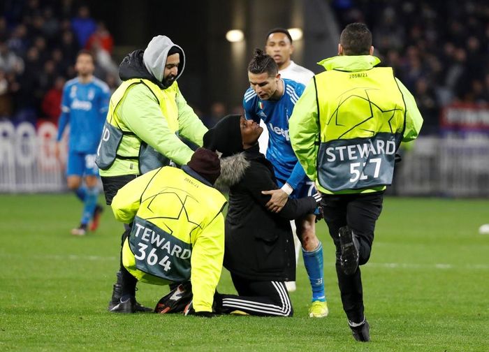 CĐV nói trên cố gắng ôm lấy chân Ronaldo. Siêu sao người Bồ Đào Nha không muốn gặp tình cảnh này khi Juventus đang bị dẫn trước và thời gian bù giờ chỉ còn hơn 1 phút.