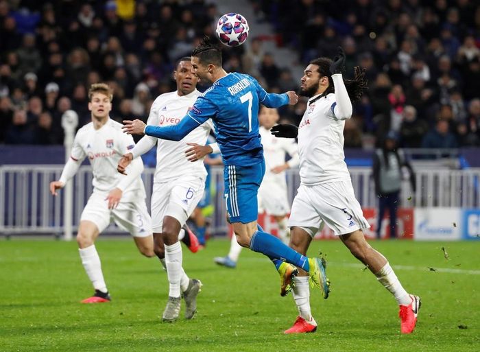 Dấu ấn lớn nhất của Ronaldo là pha nhảy lên đánh đầu bất thành, khi anh bị 2 cầu thủ Lyon theo kèm.