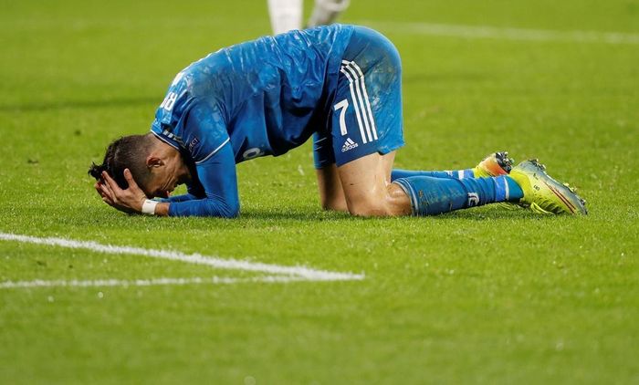 Tuy nhiên, trọng tài chính cho rằng tác động của đối phương là chưa đủ để Ronaldo ngã trong vòng cấm. Số 7 của Juventus chỉ biết ôm đầu phản đối quyết định nói trên.