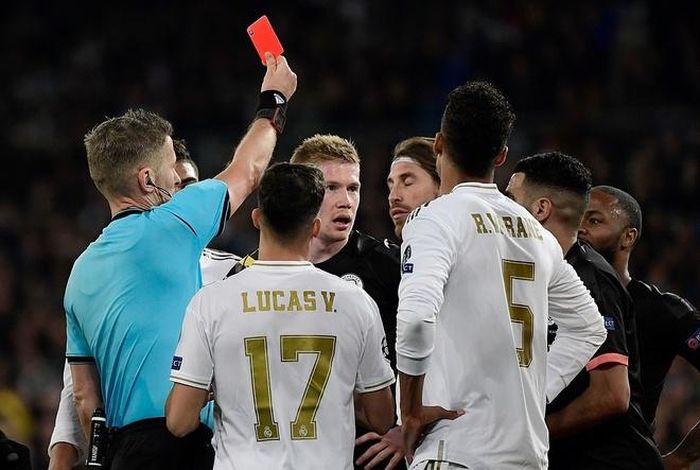 Ramos nhận thẻ đỏ trong trận thua 1-2 của Real trước Man City tại lượt đi vòng 1/8 Champions League. Ảnh: Getty Images.