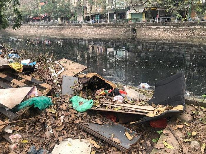  Rác thải chất thành đống lớn ngay trên bờ sông.
