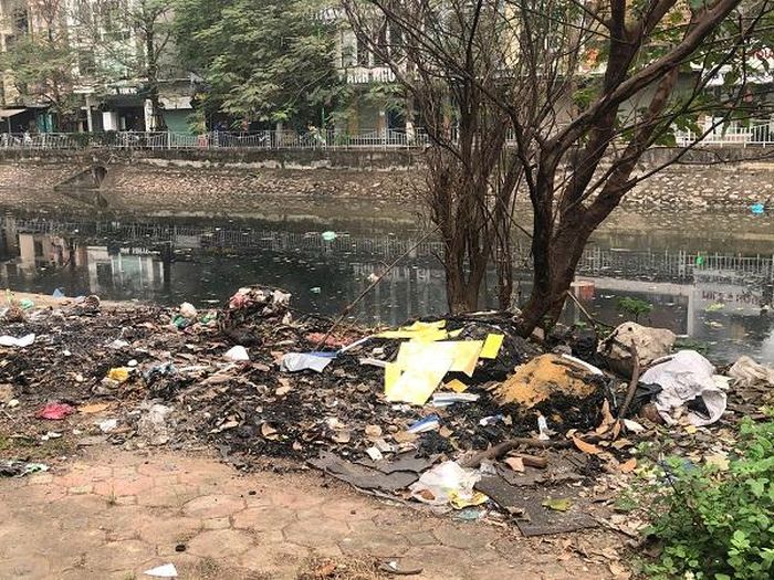  Người dân đốt rác thải ngay trên bờ sông gây ô nhiễm không khí.