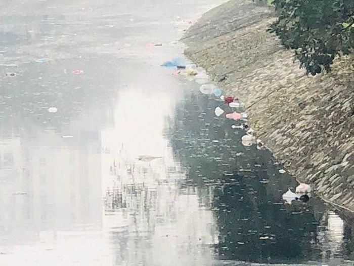  Đủ các loại rác thải được vứt ra sông từ túi nilon, chai nhựa...
