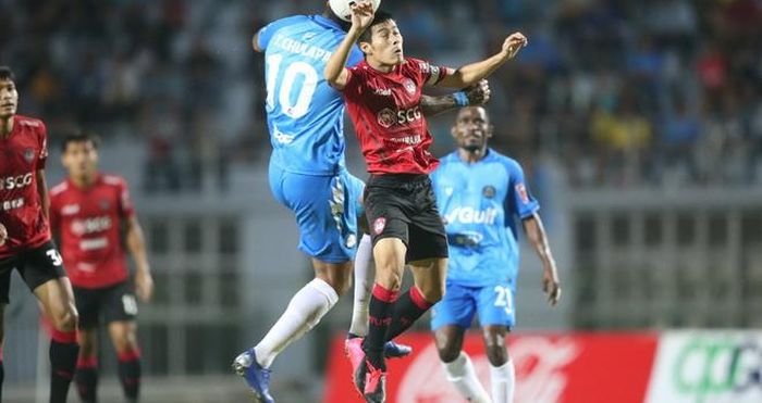 Muangthong United (áo đỏ) thắng trận đầu tiên sau 3 vòng đấu.Ảnh: Siam Sport