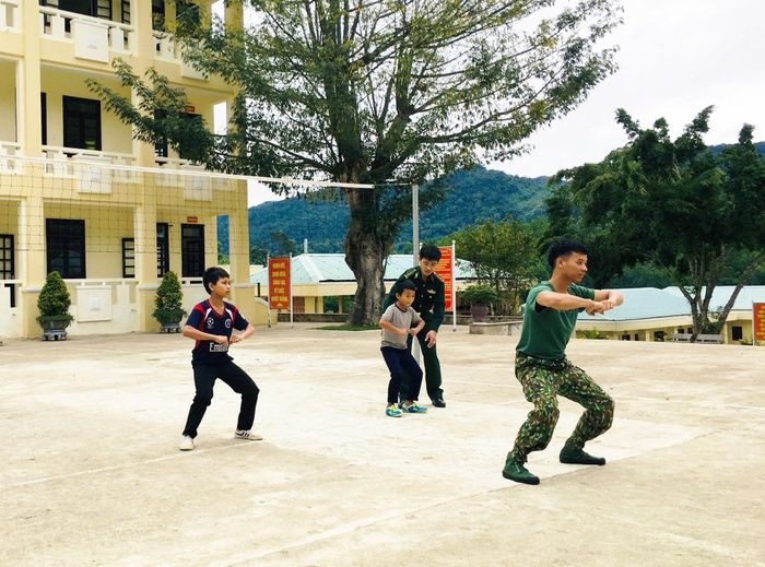  Bộ đội Biên phòng La Êê hướng dẫn các bài tập thể dục buổi sáng cho hai em.