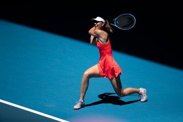 Maria Sharapova của Nga trong trận đấu vòng 1 Đơn nữ với Donna Vekic của Croatia giải Úc mở rộng 2020.