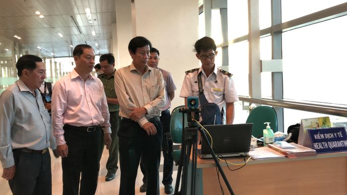 Ông Cao Minh Chu - Giám đốc Sở Y tế Cần Thơ (vị trí thứ 2 từ phải sang) kiểm tra tại khu vực kiểm dịch y tế - Ảnh: Kim Hà.