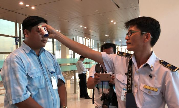 Hành khách đáp chuyến bay sẽ được kiểm tra thân nhiệt - Ảnh: Kim Hà.