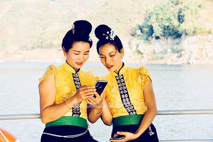 Du khách lưu lại những hình ảnh đẹp trên lòng hồ.