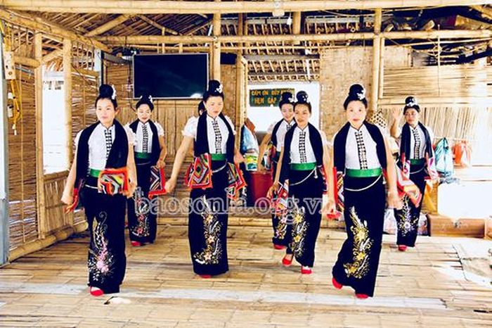Điệu múa duyên dáng của đồng bào dân tộc Thái tại nhà nổi