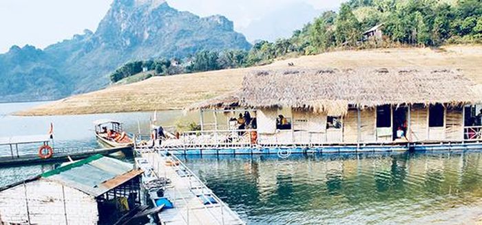 Nhà nổi tranh tre tạo cho du khách cảm giác gần gũi thiên nhiên. 