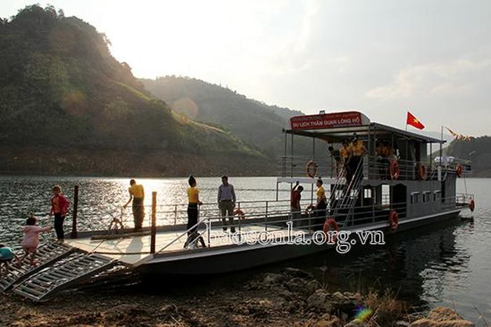 Vẻ đẹp lòng hồ khi hoàng hôn.