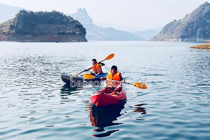Chèo thuyền kayak không những mang lại cảm giác gần gũi với sông nước mà còn giúp du khách rèn luyện thể lực.