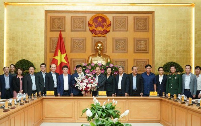Thủ tướng Nguyễn Xuân Phúc tặng hoa chúc mừng Ban Chỉ đạo quốc gia phòng chống dịch bệnh COVID-19, nhân Ngày Thầy thuốc Việt Nam