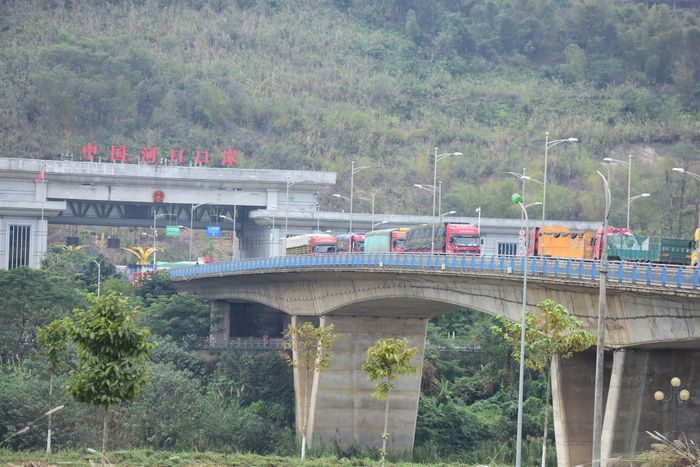 Số lượng hàng hóa thông quan giảm mạnh. Ảnh: Quang Vinh.