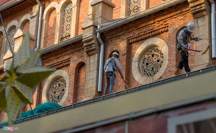 Công nhân khẩn trương vệ sinh phần vách 2 bên nhà thờ sau khi các giàn giáo được tháo dỡ.