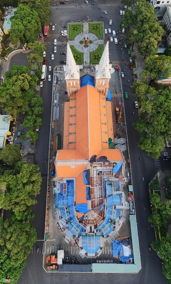 Nhà thờ Đức Bà (hay Nhà thờ chính tòa Đức Bà Sài Gòn) tọa lạc tại quận 1, TP.HCM, với gần 140 năm tuổi. Từ năm 2018 đến nay, hoạt động trùng tu công trình này được duy trì thực hiện. Trước đó, phần mái nhà thờ bị thấm dột và xuống cấp nặng. Sau hơn 2 năm thi công, hiện khoảng 50% phần mái ngói, gạch, máng xối hai bên mặt nhà thờ hướng nhìn ra đường Hàn Thuyên và Nguyễn Văn Bình đang trong giai đoạn hoàn thành.