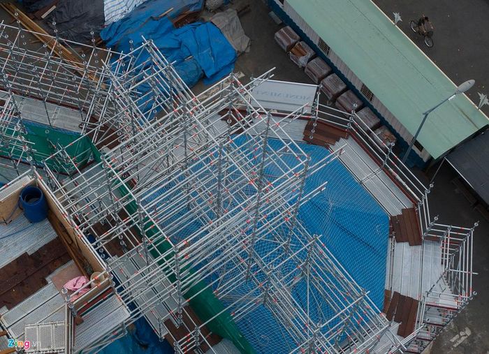 Các giàn giáo phía 2 bên nhà thờ được tháo dỡ trong mấy ngày qua. Công nhân tập kết và dựng vào các khu vực cần trùng tu tiếp theo.