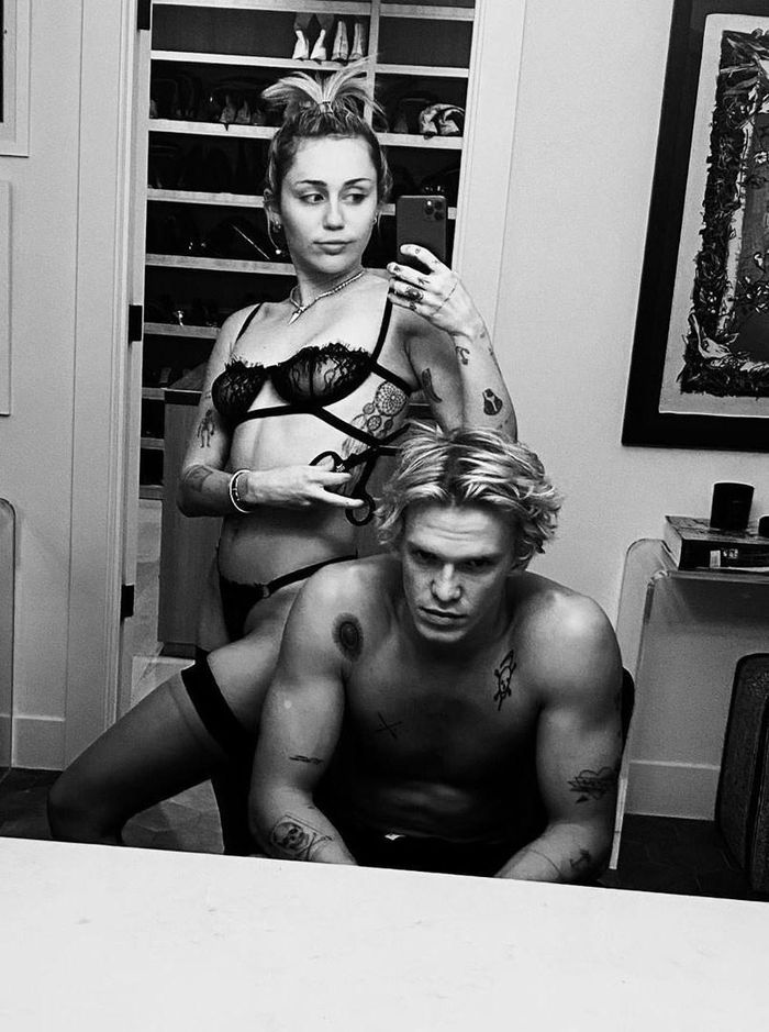  Sau mối tình thần tốc với Kaitlynn Carter, Miley Cyrus nhanh chóng công khai yêu Cody Simpson. 