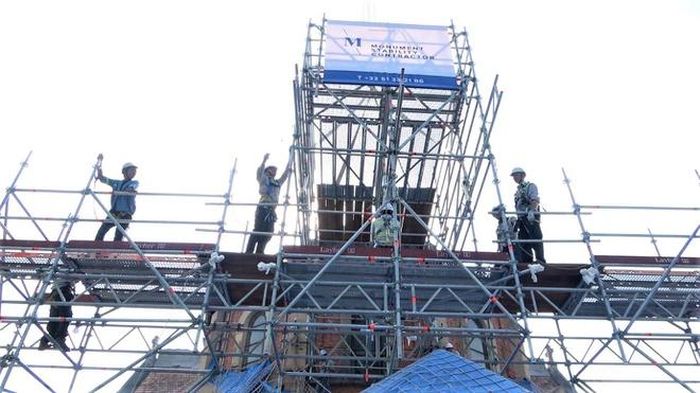  Đơn vị thi công lắp giàn giáo tại khu Cung Thánh. Ảnh: TGP Sài Gòn. 