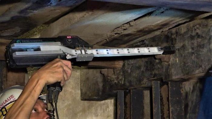  Các chuyên gia lấy mẫu khảo sát bên trong nhà thờ Đức Bà. Ảnh: TGP Sài Gòn. 