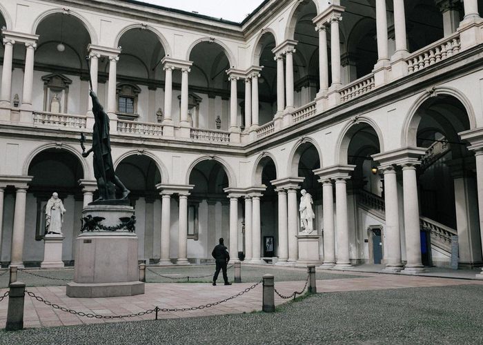  Song trung tâm văn hóa và kinh tế của Italy dường như đã bị đảo lộn trong tuần này với những chỉ thị yêu cầu công chúng nâng cao ý thức phòng dịch, những tour tham quan bị hủy bỏ và nỗi sợ hãi xa xưa khiến thành phố sôi động nhất đất nước trở nên đìu hiu, theo New York Times. 