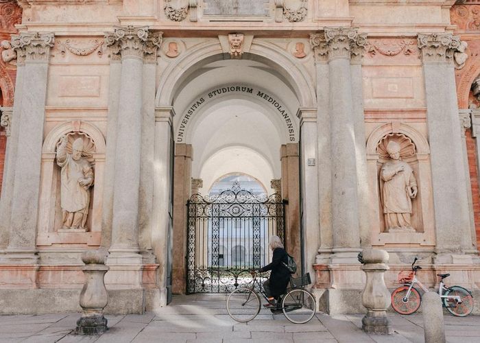  Đại học Milan, một trong những trường đại học lớn nhất châu Âu, và các trường học khác đều đóng cửa vì dịch bệnh. 