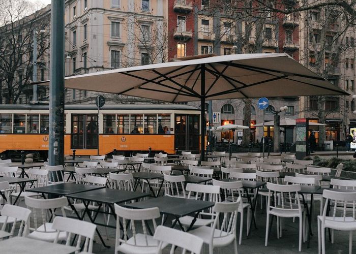  Đến nay, hầu hết trong số hơn 650 ca nhiễm virus corona tại Italy là ở 2 vùng phía bắc Lombardy và Veneto. Milan, thủ phủ vùng Lombardy, và Venice thuộc Veneto đều là các thành phố thuộc hàng lớn nhất và thu hút đông du khách nhất tại quốc gia Địa Trung Hải. 