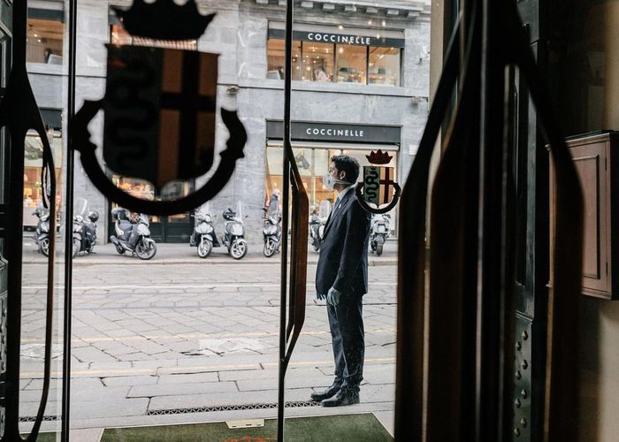  Có những dấu hiệu nhỏ cho thấy thành phố đang quay lại bình thường. Thị trưởng Milan hỏi bộ trưởng văn hóa Italy xem liệu bảo tàng có thể mở cửa trở lại không. Lệnh giới nghiêm 18h đối với các quán bar, nơi mà người Milan thường ghé trong giờ aperitivo, đã được gỡ bỏ. 