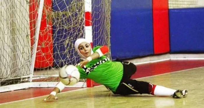 Nữ cầu thủ futsal Elham Sheikhi