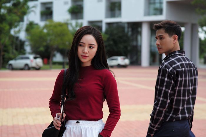 Tình yêu của thầy giáo và cô sinh viên cũng đầy sóng gió