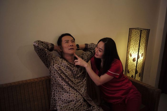  Đôi vợ chồng kiểu mẫu gặp sóng ngầm