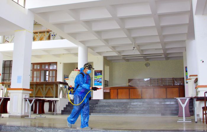 Đại hoc Đà Lạt khử trùng trong khuôn viên nhà trường.
