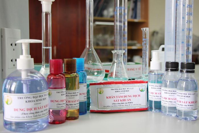 Dung dịch sát khuẩn do Đại học Đà Lạt pha chế.