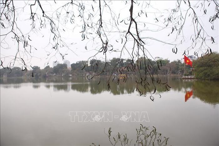 Cầu Thê Húc, đền Ngọc Sơn lãng đãng trong khoảnh khắc giao mùa.