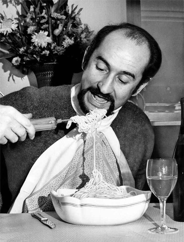  Máy cuộn Spaghetti: Máy cuộn Spaghetti năm 1968 của nhà phát minh người Pháp Alain Dham có thể tự động quấn mì, giúp việc thưởng thức món ăn này của các thực khách trở nên dễ dàng hơn. 