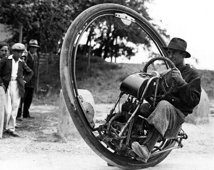  Bánh xe moto: Kỹ sư người Thụy Sĩ M. Gerder là người đang lái chiếc xe độc đáo này với động cơ và tay lái được đặt trong một bánh xe lớn. 