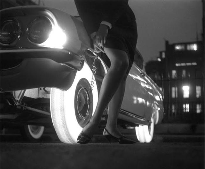  Bánh xe phát sáng: Năm 1961, lốp xe phát sáng Goodyear đã được giới thiệu trước công chúng. Loại lốp xe này được làm từ một loại cao su nhân tạo có thể phát sáng nhờ các bóng đèn được đặt bên trong vành bánh xe. 