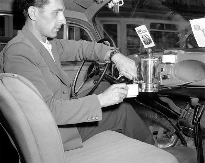  Máy pha cà phê trên ô tô: Bức ảnh năm 1950 cho thấy một người tài xế đang sử dụng một chiếc máy pha cà phê được tích hợp ngay trên chiếc xe của ông. Theo người nghĩ ra ý tưởng này, chiếc máy có đủ nước để pha 3 cốc cà phê, cùng như có thể được sử dụng để nấu súp hoặc luộc trứng. 