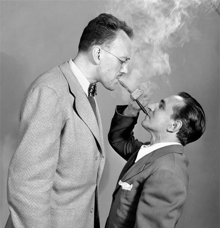  Tẩu hút thuốc đôi: Hai người đàn ông đang hút một tẩu thuốc có tên là "Double Ender" ở New York ngày 2/6/1949. 