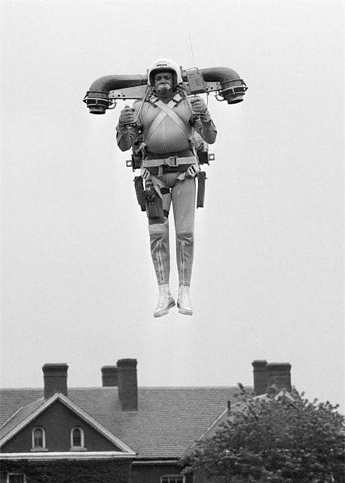Động cơ phản lực jetpack: Robert Courter đã bay lên không trung khi thử một động cơ phản lực jetpack ở Ft. Myer, Virginia ngày 10/6/1969.