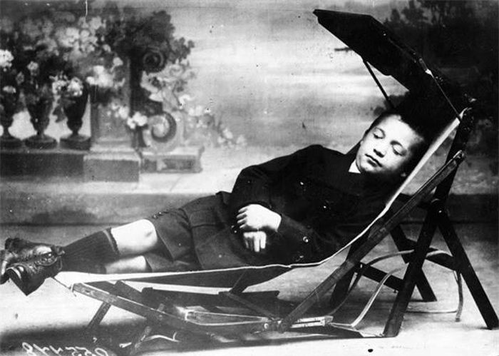  Bàn kết hợp với giường: Phát minh năm 1913 này ngoài chức năng sử dụng như một cái bàn thì còn có thể trở thành một chiếc võng để nghỉ ngơi. 