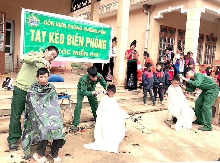 Mỗi lần xuống với bản làng để cắt tóc miễn phí, đội cắt tóc của đồn luôn được bà con chào đón nồng nhiệt