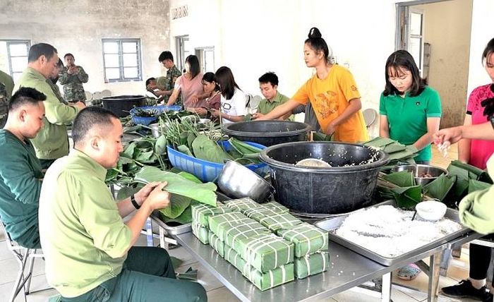 Gói bánh chưng tặng đồng bào - niềm vui của cán bộ, chiến sĩ mỗi khi tết đến xuân về