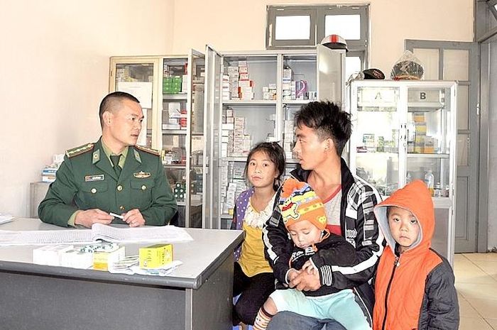 Trạm xá ở xa, đường đi lại khó khăn nên mỗi khi ốm đau, đồng bào gửi trọn niềm tin vào cán bộ quân y của đồn
