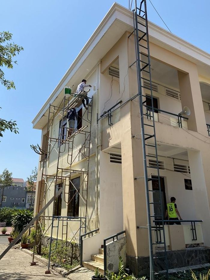 Thợ đang quét sơn bên ngoài