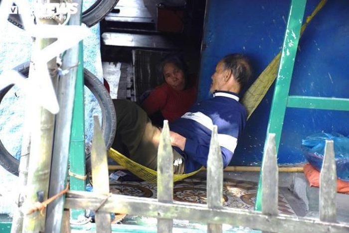 Cũng theo ông Ổn, chính quyền quận Hồng Bàng cử cán bộ điều tra, xác minh quê quán của người dân đang sống tại xóm chài. Với những người có đất đai, nhà ở sẽ đưa người dân về quê, ổn định cuộc sống. Với trường hợp đặc biệt, không có chỗ ở, đất đai… chính quyền quận Hồng Bàng sẽ đề nghị lãnh đạo TP Hải Phòng có phương án an sinh xã hội đối với họ.