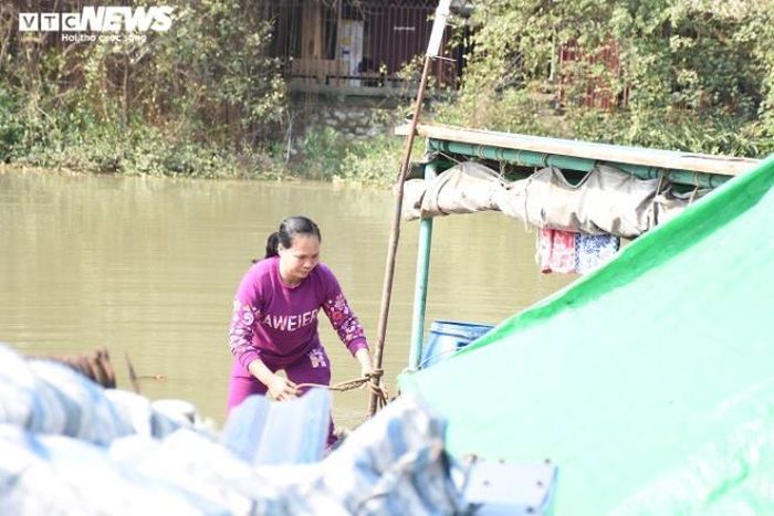 Thông tin với PV VTC News, ông Dương Đình Ổn – Chủ tịch UBND quận Hồng Bàng (Hải Phòng) cho biết: “Dự kiến tháng 5/2020, chúng tôi sẽ di dời làng chài để phục vụ dự án Cải tạo sông Tam Bạc giai đoạn 2, đoạn từ cầu Lạc Long đến cầu Hoàng Văn Thụ. Lãnh đạo địa phương đang xây dựng kế hoạch họp dân, khảo sát ý kiến liên quan nội dung này”.