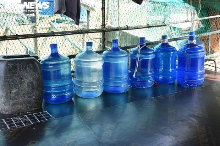 Hiện tại, họ mua nước trên bờ, đựng trong khoang thuyền hay ang, chum. Thế nhưng nguồn nước ấy cũng phải dùng tiết kiệm.