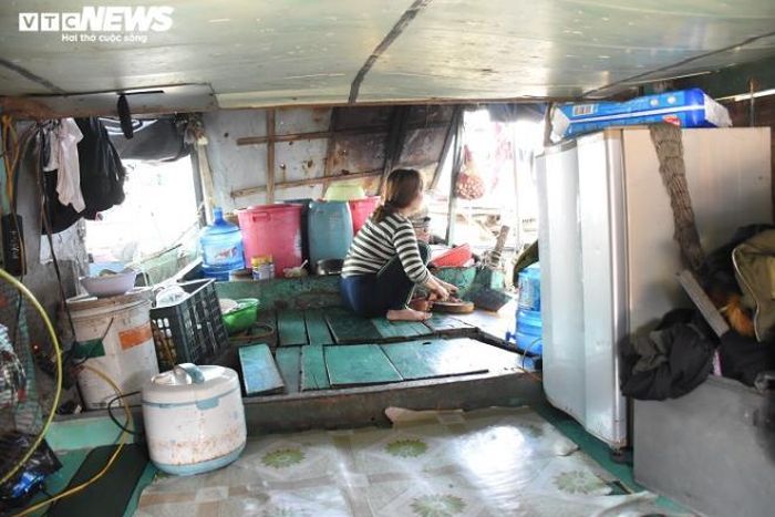 Trong chiếc thuyền dài khoảng 8-9m, chỗ phình rộng nhất gần 3m, chiều cao hơn 1m, mọi sinh hoạt từ nấu nướng, ngủ nghỉ của gia đình bà Tình đều diễn ra ở đó. Bà Tình cũng mơ ước về một mái nhà kiên cố ở trên bờ, nhưng thuyền to hơn bà còn không có được nên bà đành chôn chặt ước mơ trong lòng.